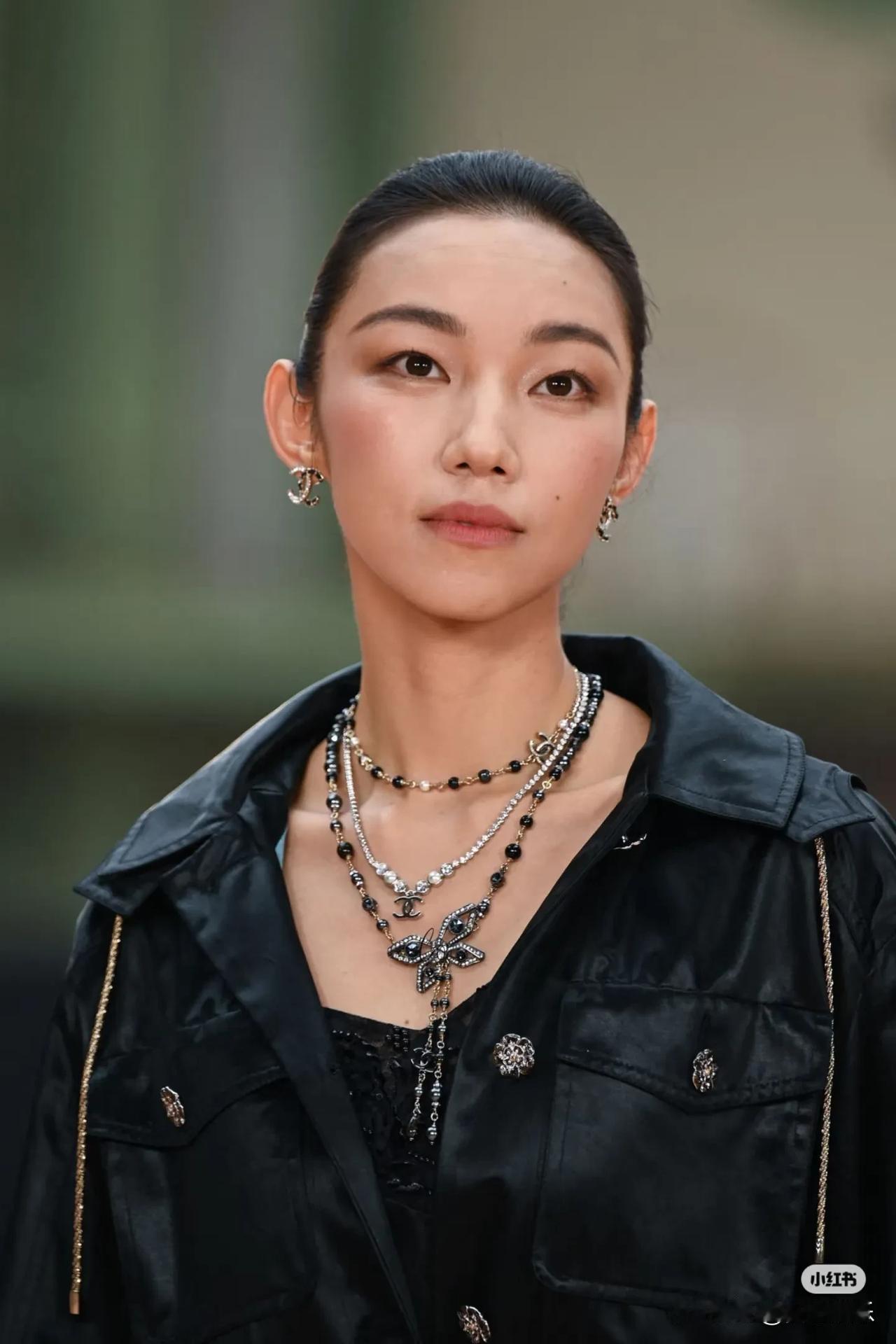 那尔那茜的第一场香奈儿大秀
香奈儿合作的新面孔演员那尔那茜受邀出席CHANEL 