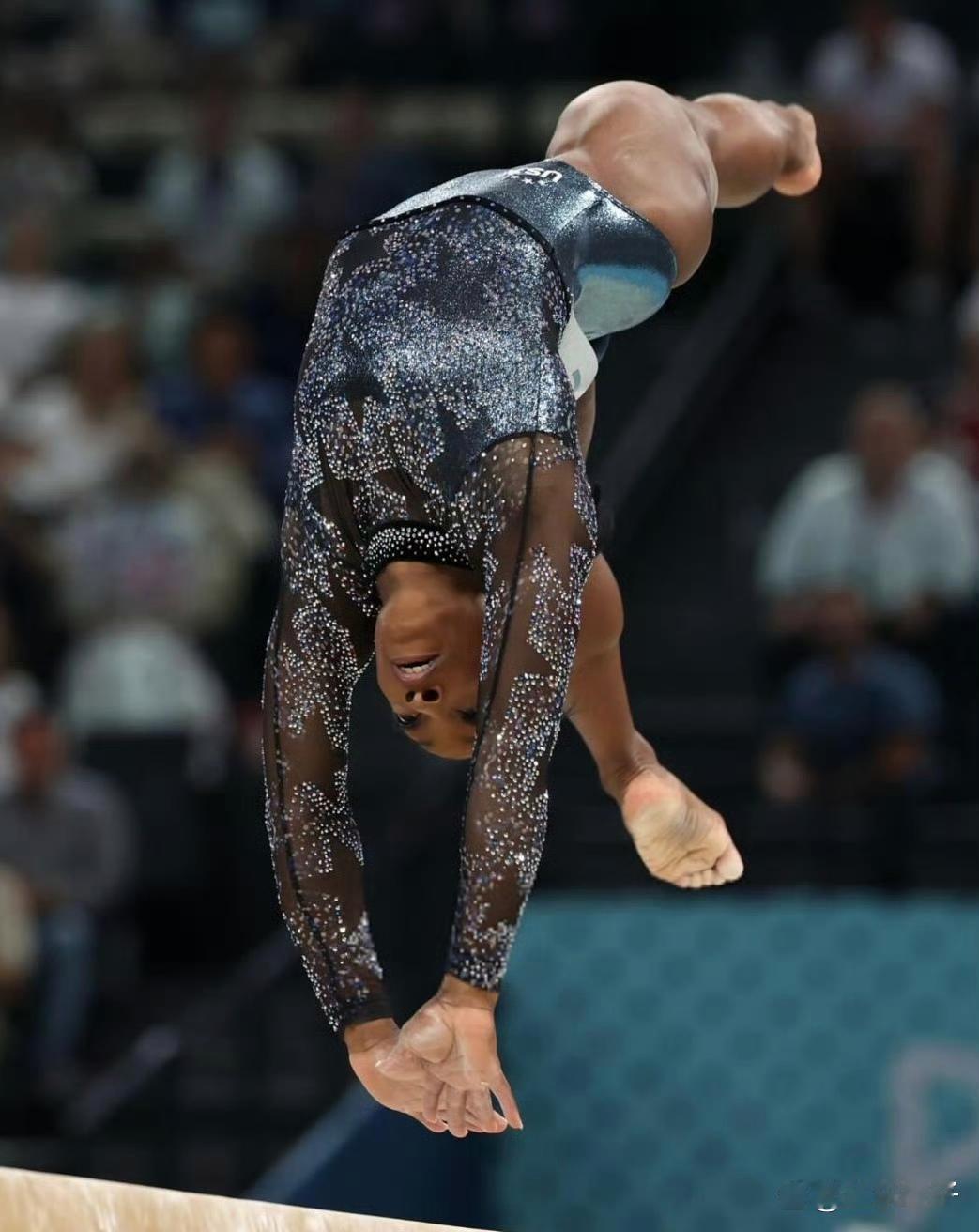 美国体操运动员拜尔的水晶战袍，又美又飒，好有生命力的姑娘。 ​​​