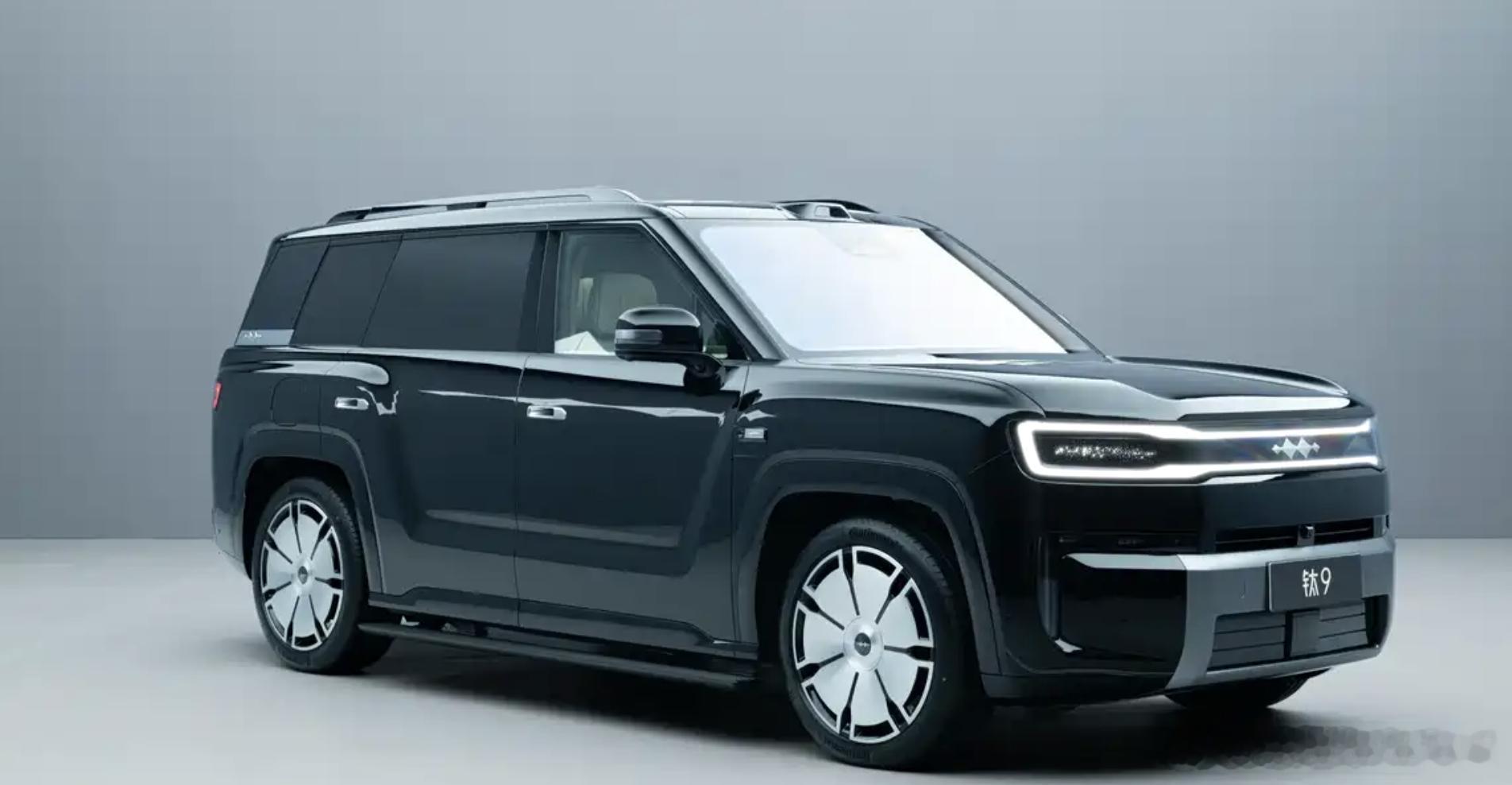 方程豹钛 9 陨石黑官图曝光！ 钛系列旗舰大型 SUV，采用 6 座布局。 搭载