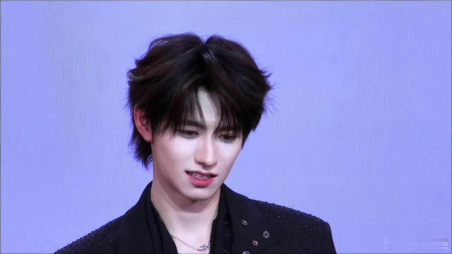 朱志鑫饭撒耳朵红了朱志鑫想象中的30岁 朱志鑫饭撒耳朵红了！！！！ 