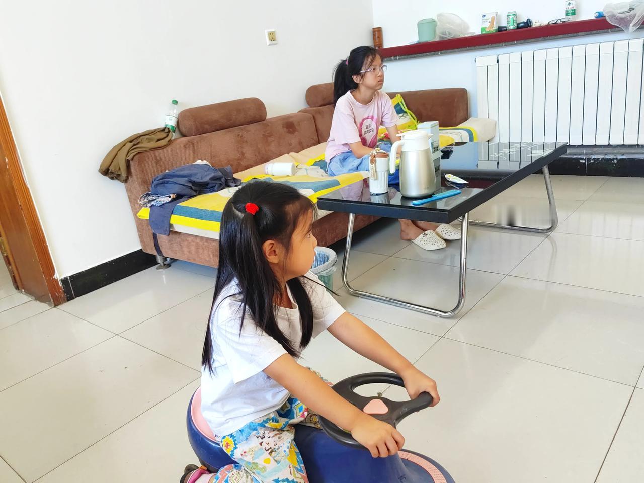 今天上午小玥玥跟着她爸妈回北京上幼儿园了，家里就剩下我们老两口了。
两个孩子我们