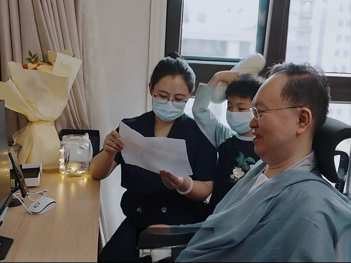 全身只剩眼球能动，每天还靠眼控仪工作10小时以上——这就是蔡磊现在的日常。

2