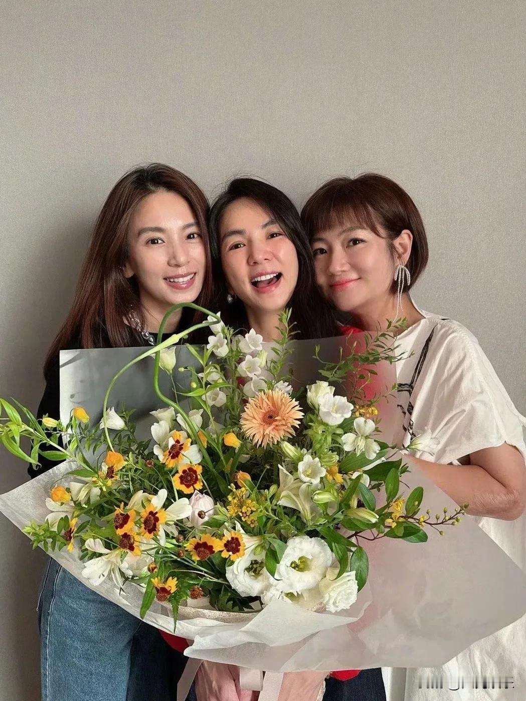 6月30日晚，陈嘉桦发布了S.H.E的合照，很多人不禁想问：什么时候举办演唱会呢