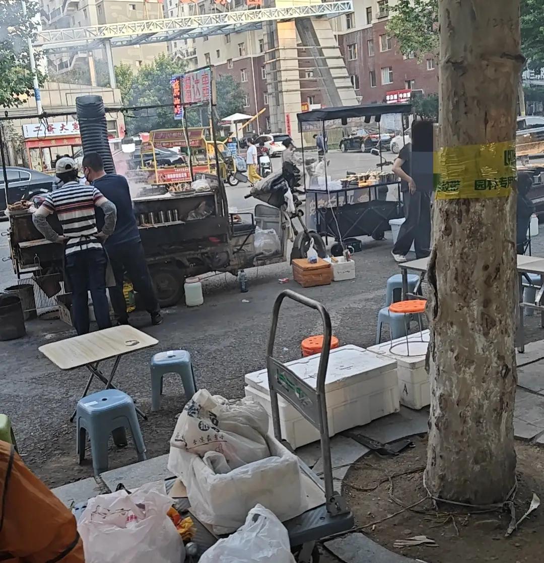 不是说前天早上23号楼老林头搁擀面杖把老伴脑袋打个大包吗？
就嗔为老林头早上茬粥