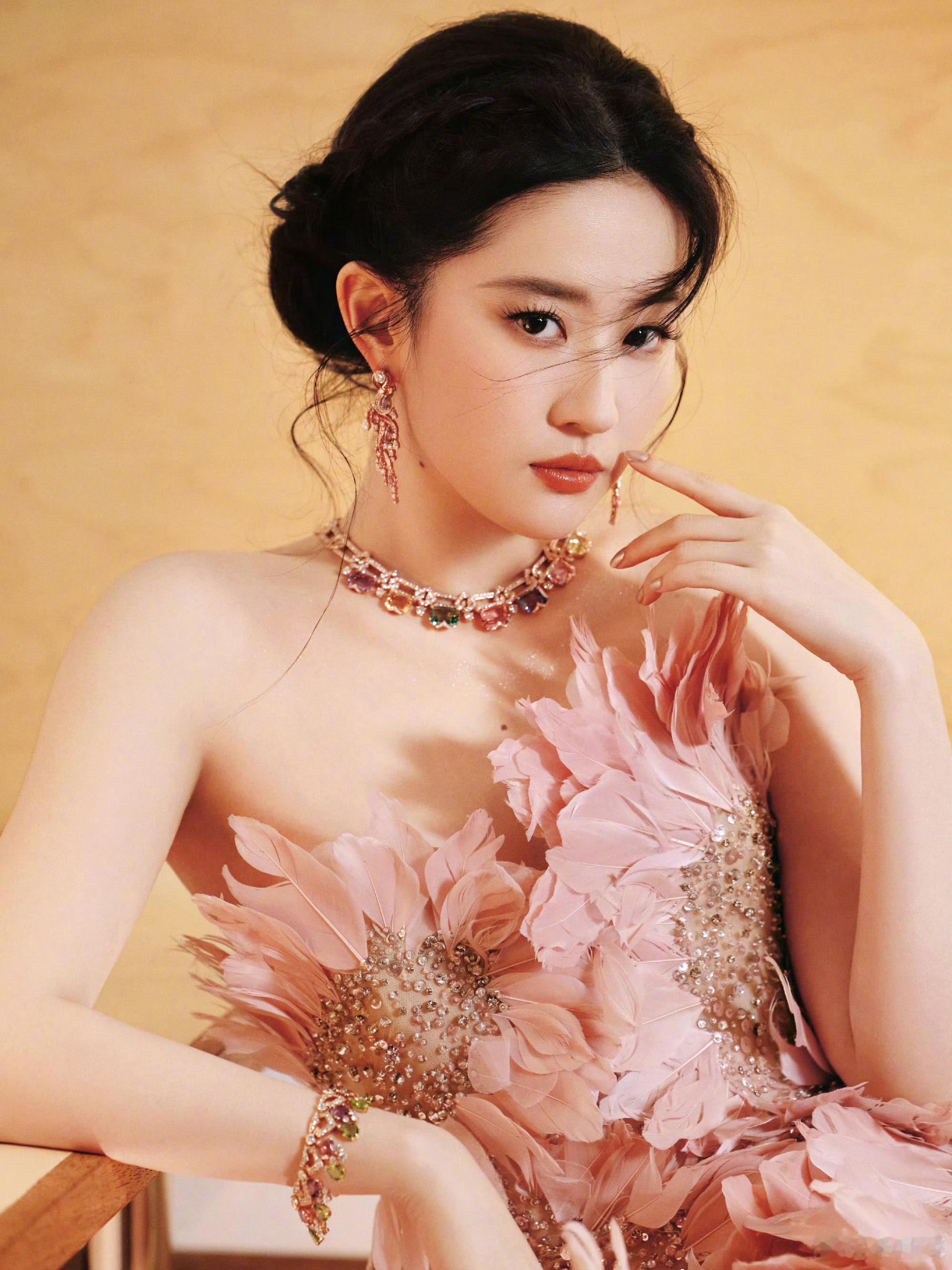 祝亲爱的仙女干妈岁岁常欢愉，年年皆胜意，生辰安康💐💐🎉🎉🎂🎂 ​​​