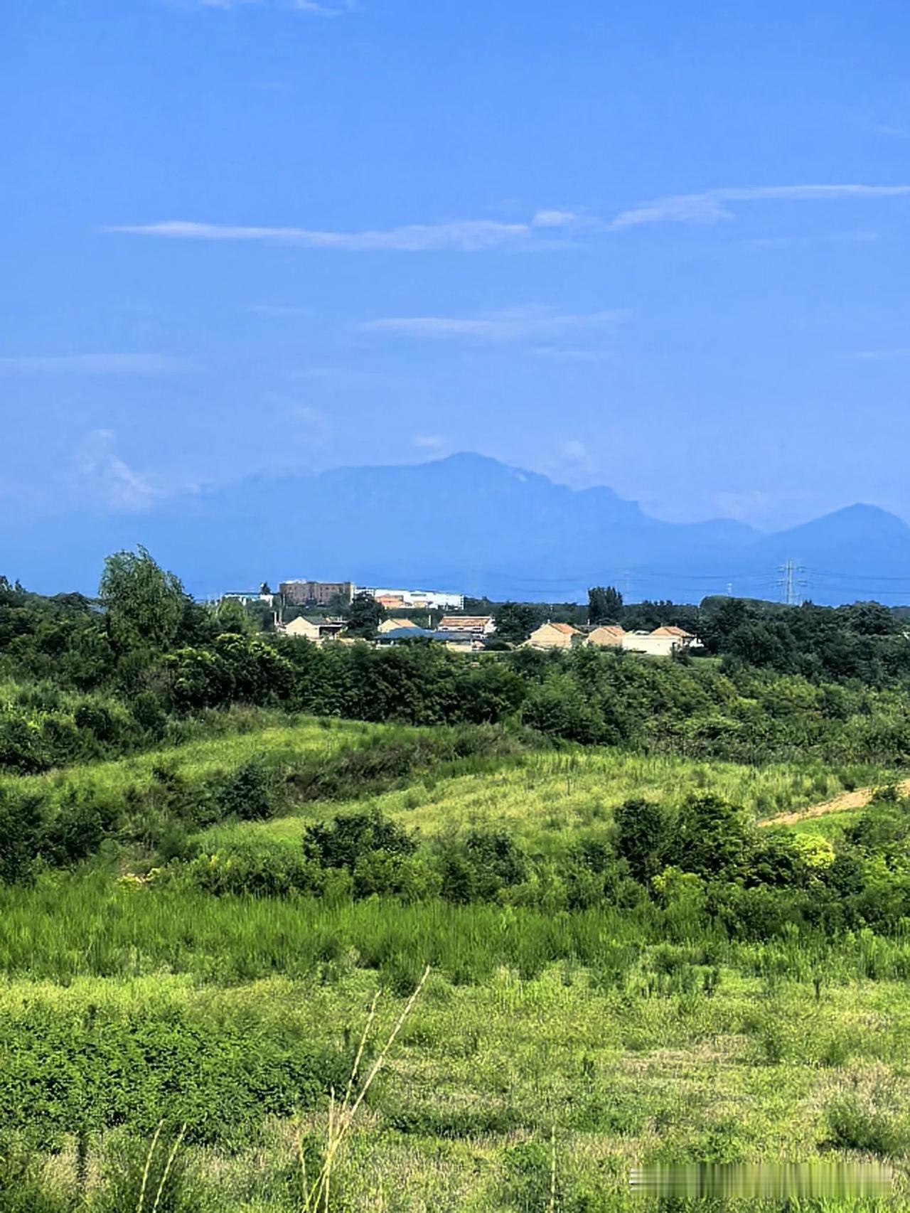 《登楼寄王卿》
一一韦应物（唐）
踏阁攀林恨不同，楚云沧海思无穷。

数家砧杵秋