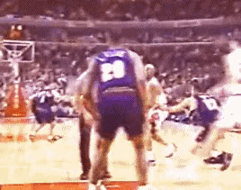 乔丹这个球本想扣篮，但无奈被盖脱手，接着顺势拉杆上篮，太强了