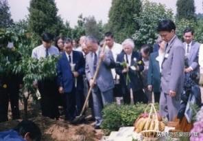 1994年4月22日，吴石将军与夫人王碧奎的骨灰安葬仪式，在北京香山福田公墓举行