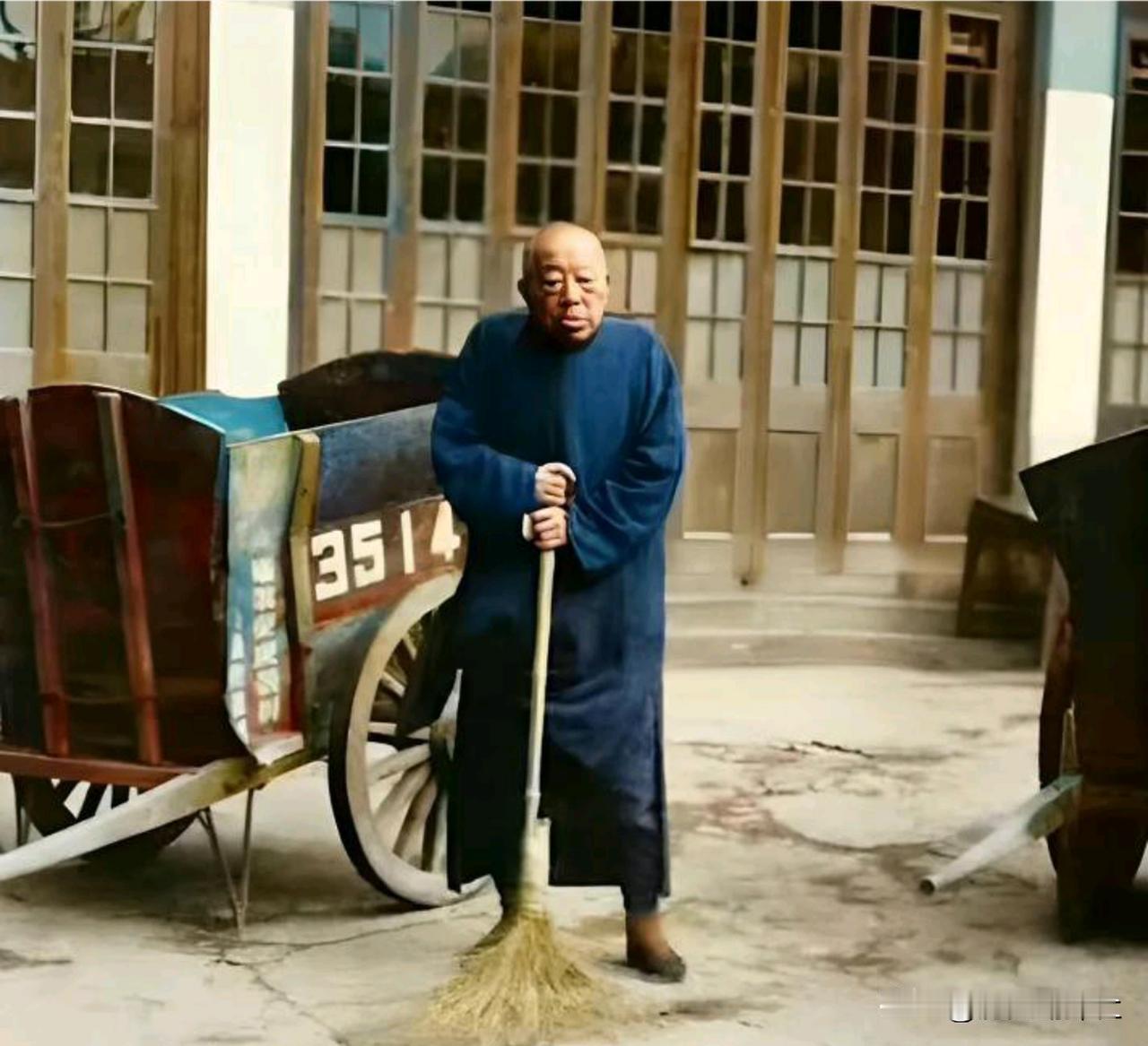 [太阳]1949年5月，上海解放后，军管会杜宣奉命与黄金荣谈话，黄一见杜宣带着十