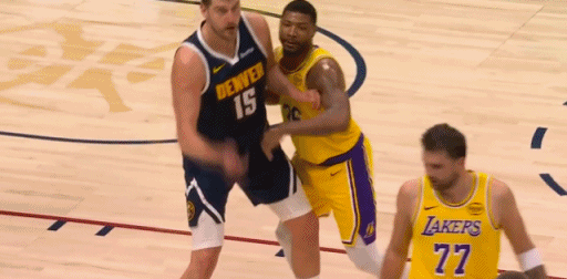 刚哥第三节真功臣！造约老师犯规（已4次），还有两记三分！随着里夫斯状态复苏，希望