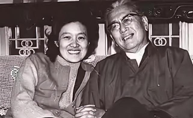 1985年，乔冠华归葬故乡盐城遭到拒绝，妻子章含之无奈之下找到一个人帮忙，此人在