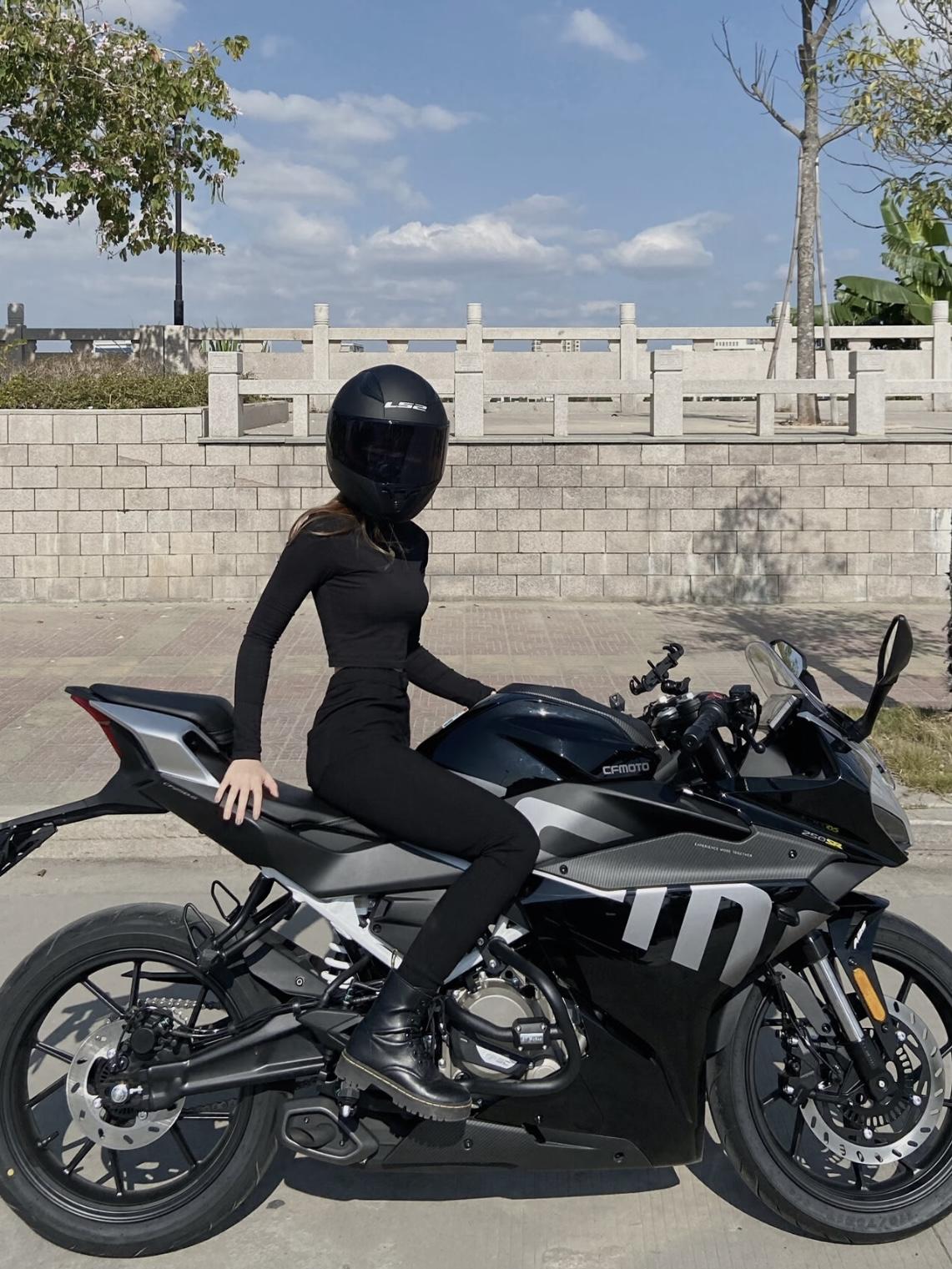 春风250SR
座高760mm 车重155kg。
国产入门仿赛爆款 颜值在线 保