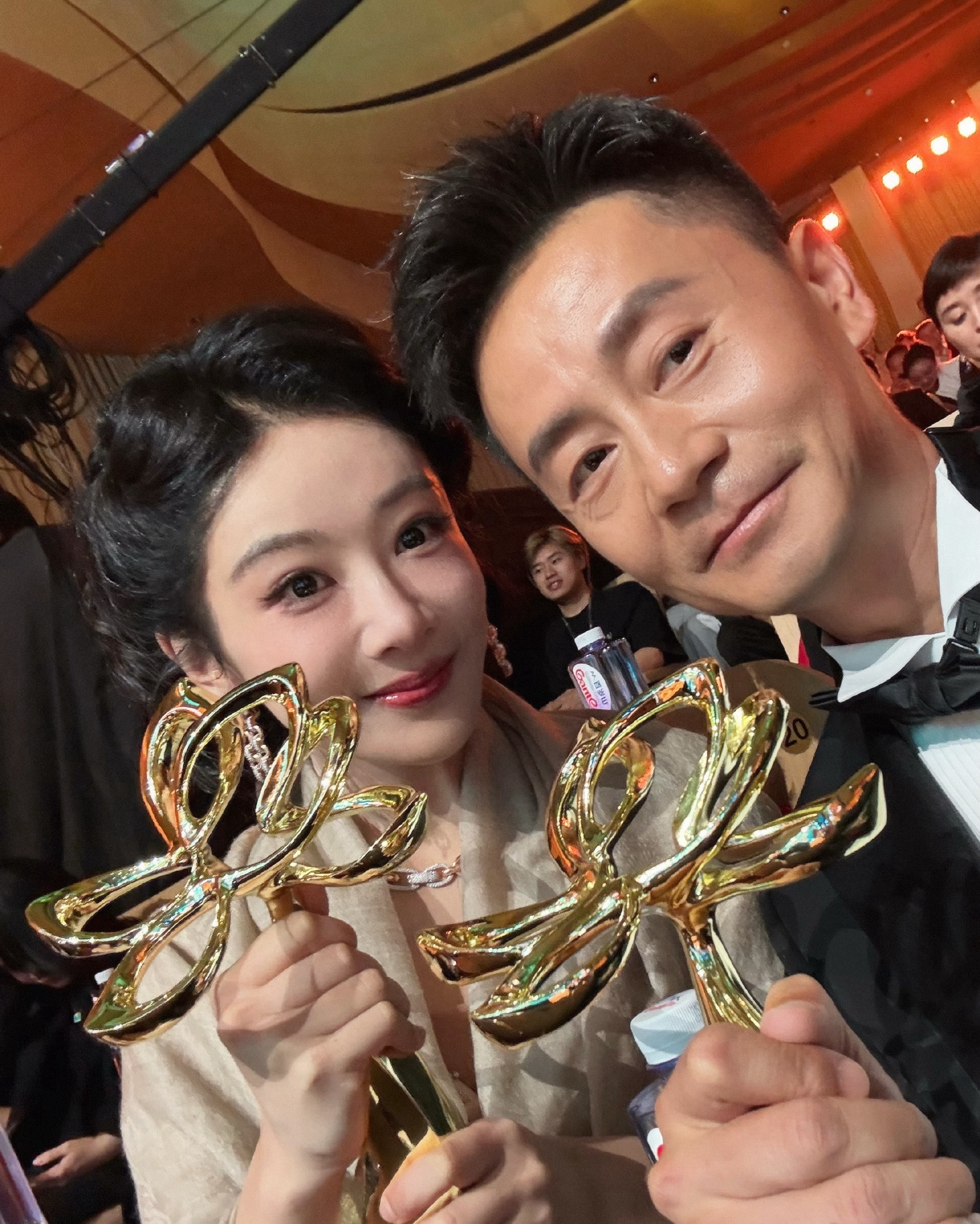 好多人发文祝贺杨紫实至名归的人得奖是这样子的，朋友、合作演员、导演、编剧，大家都