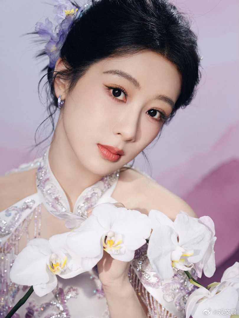 杨紫鼓励黄灿灿真的会被杨紫的温柔打动！灿灿接受采访提到，采访前20分钟杨紫还在发