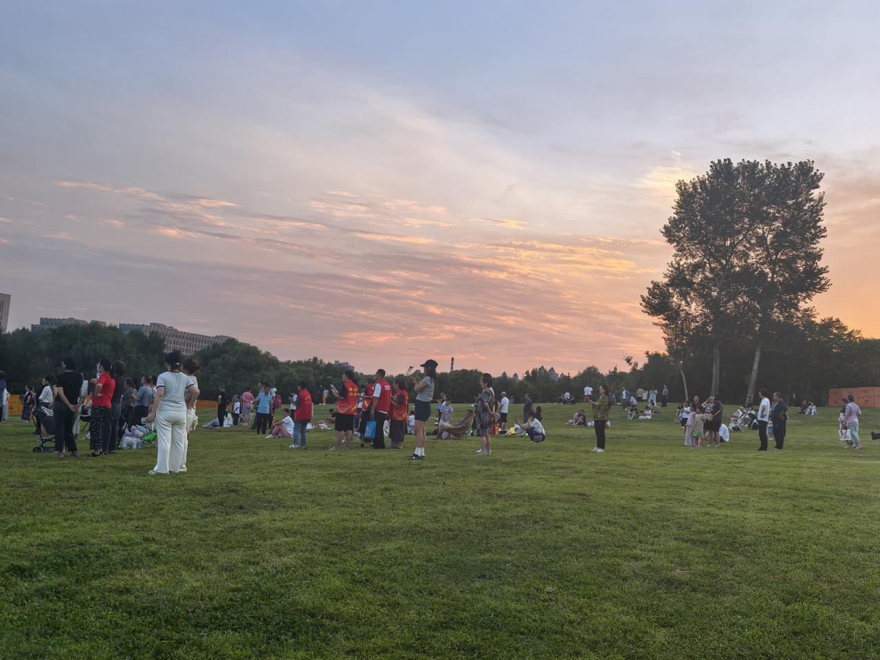 草地晚风，赴一场露天盛会
 
夏日傍晚，长春市世界雕塑公园大片草坪盛满烟火气息。