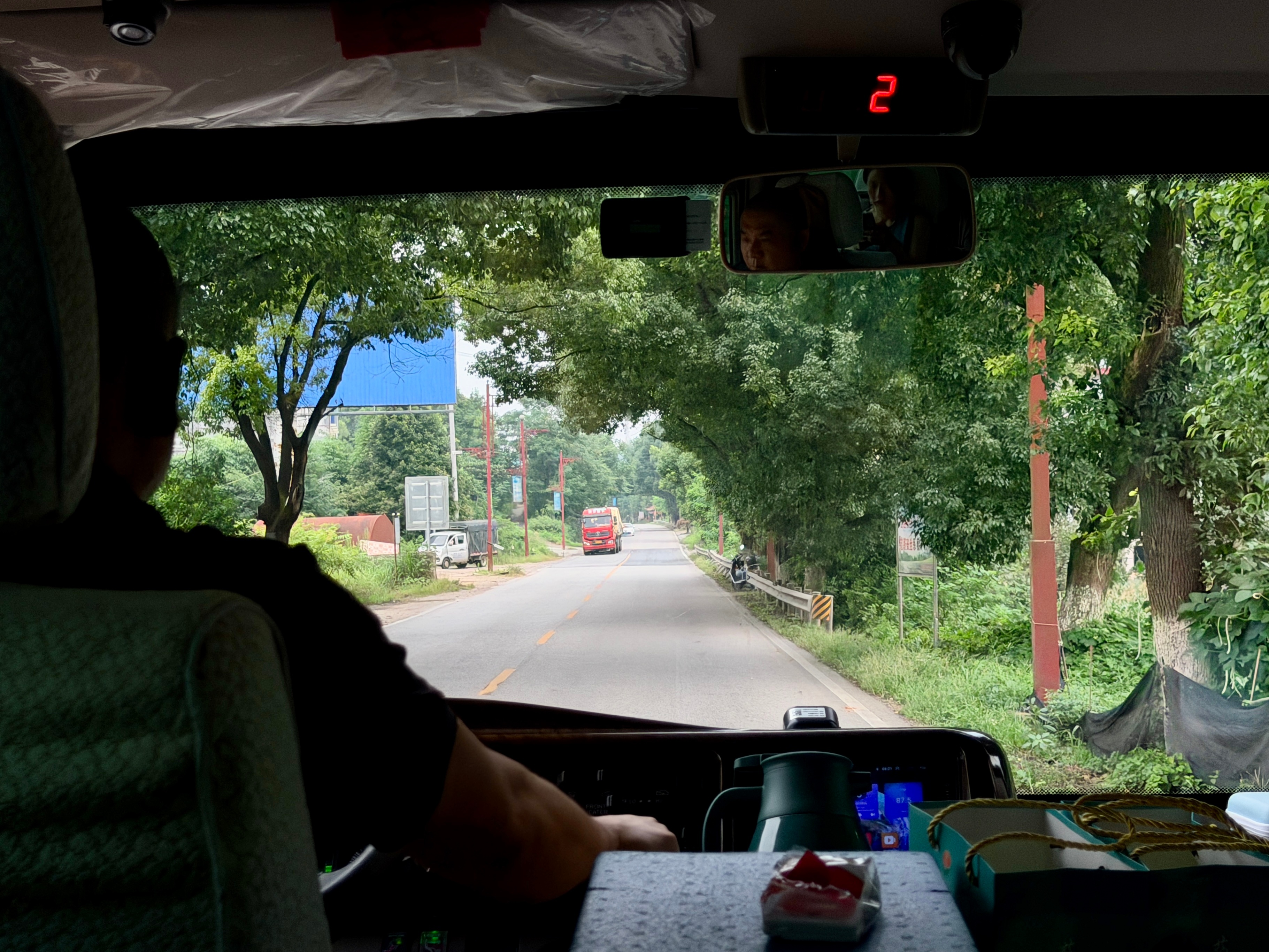 湖南 早！走在乡镇的道路上，路边风景不错！今天湖南的气温还适宜，不热，早上更凉快
