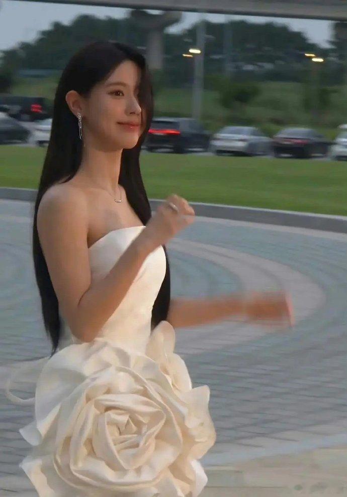 以前不解他人说他俩长得像，如今却深有同感。 