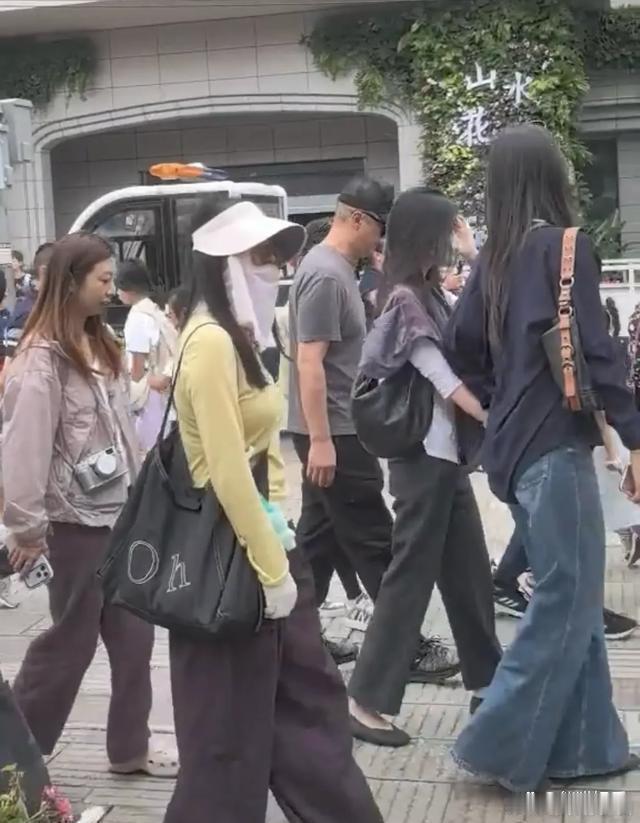 我要是黄维平，都没脸带孩子出门，我怕成为大家眼中的笑柄75岁的爹带个6岁闺女，就