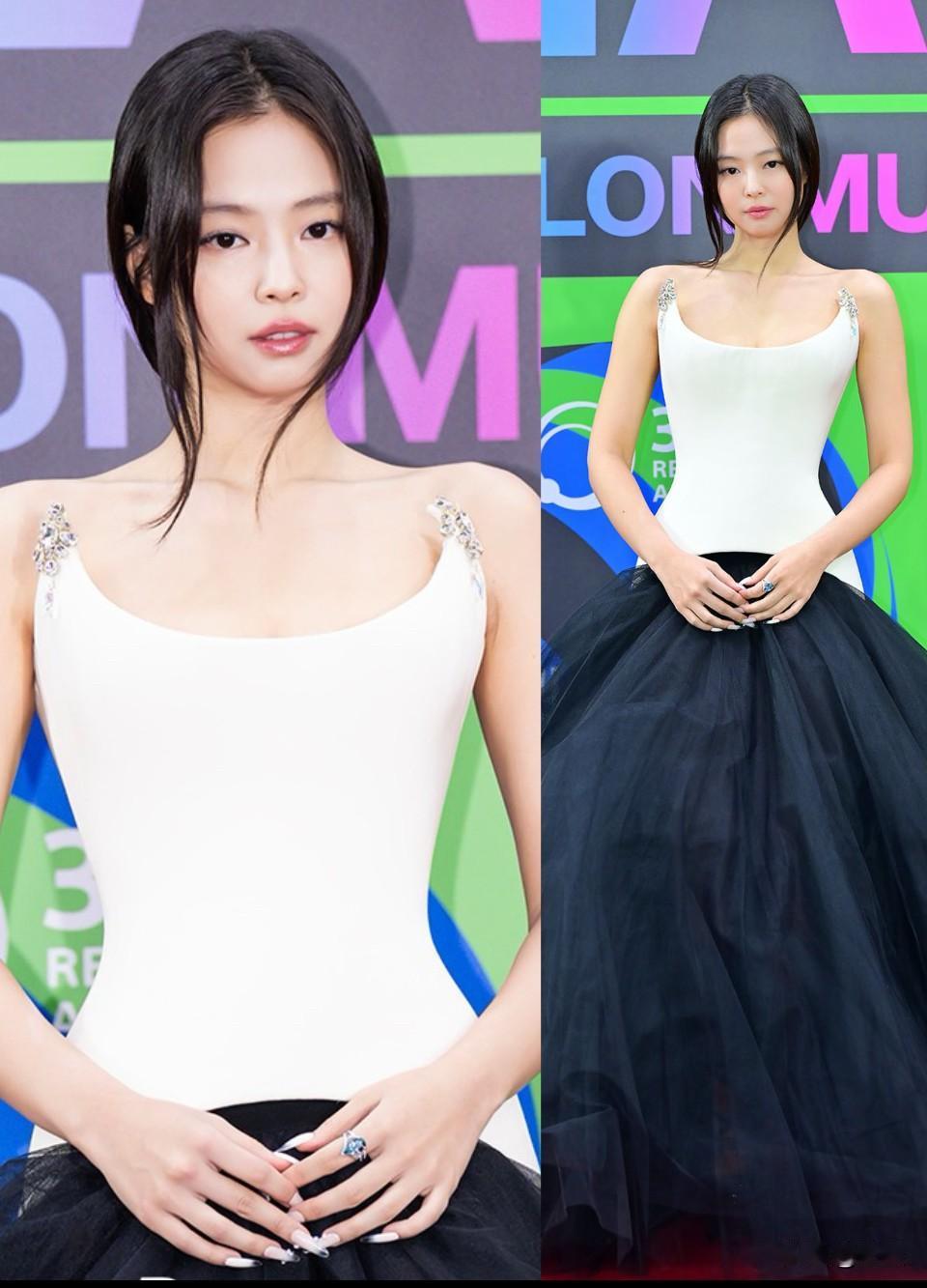 Jennie今日MMA红毯造型，完全是女神降临！

为啥妮的脸也肉肉的五官也不是