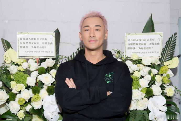 林峯演唱会寻秦记含量很高 林峯重庆开唱，秦王语音暖场，花篮角色落款，回忆杀拉满，