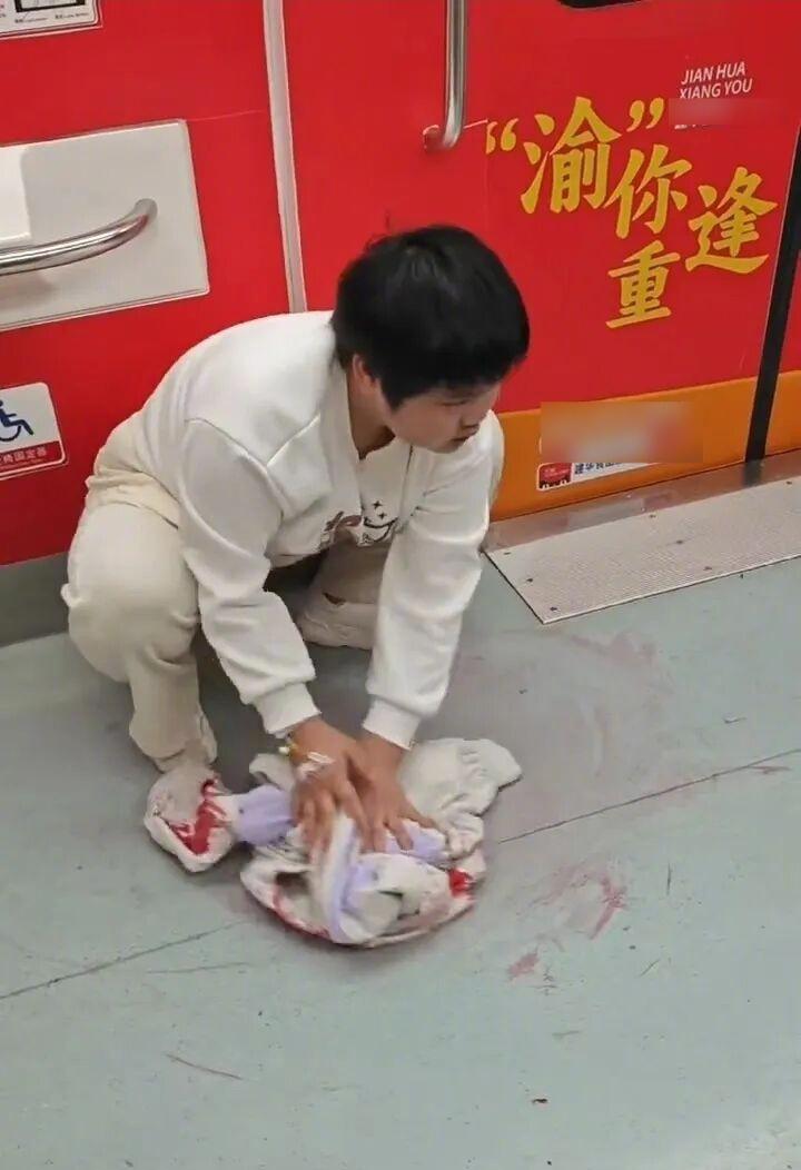 【红十字会高度关注地铁吐血女孩情况】近日，在重庆地铁上吐血后，脱下外套擦干血迹的
