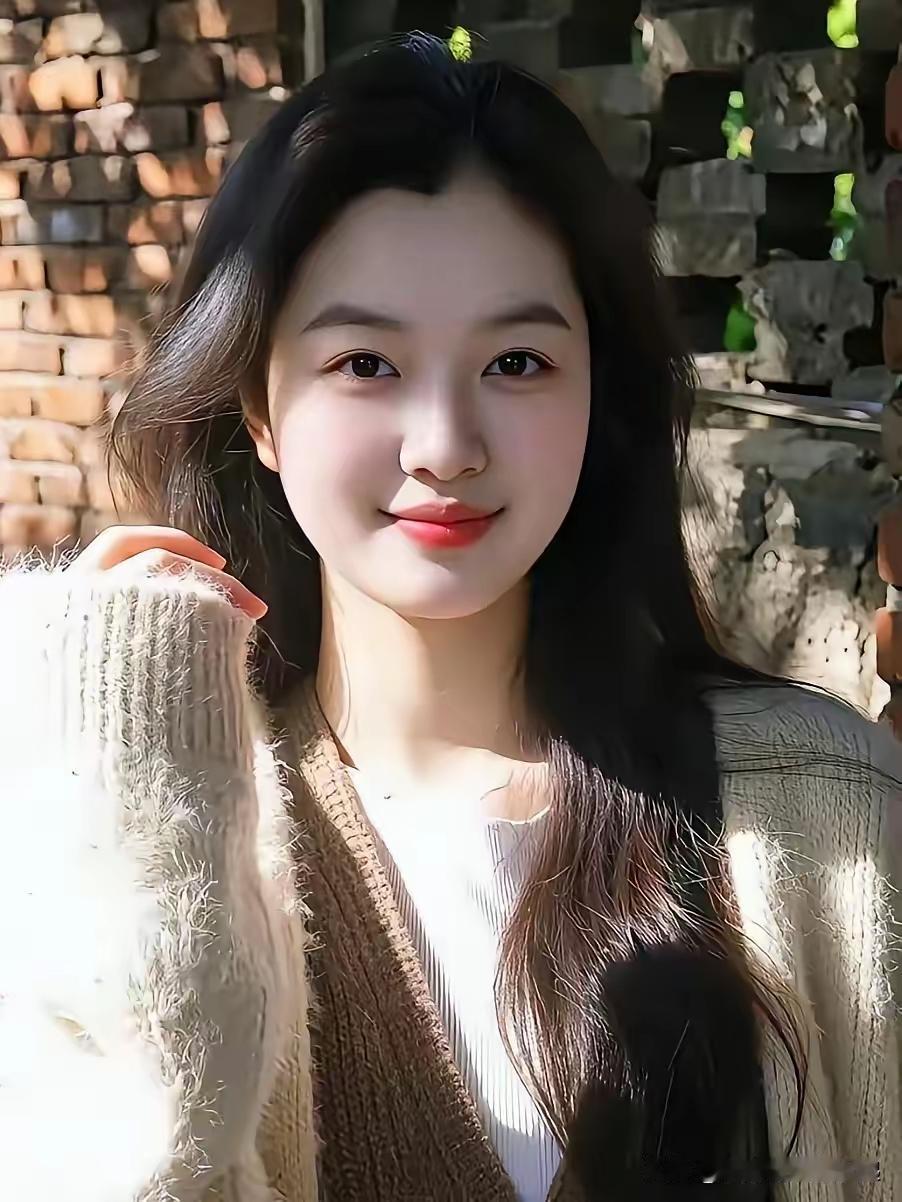 很多男孩子一味地追求异性胸大丰满体型，其实各有利弊
首先，女性胸大丰满是遗传基因