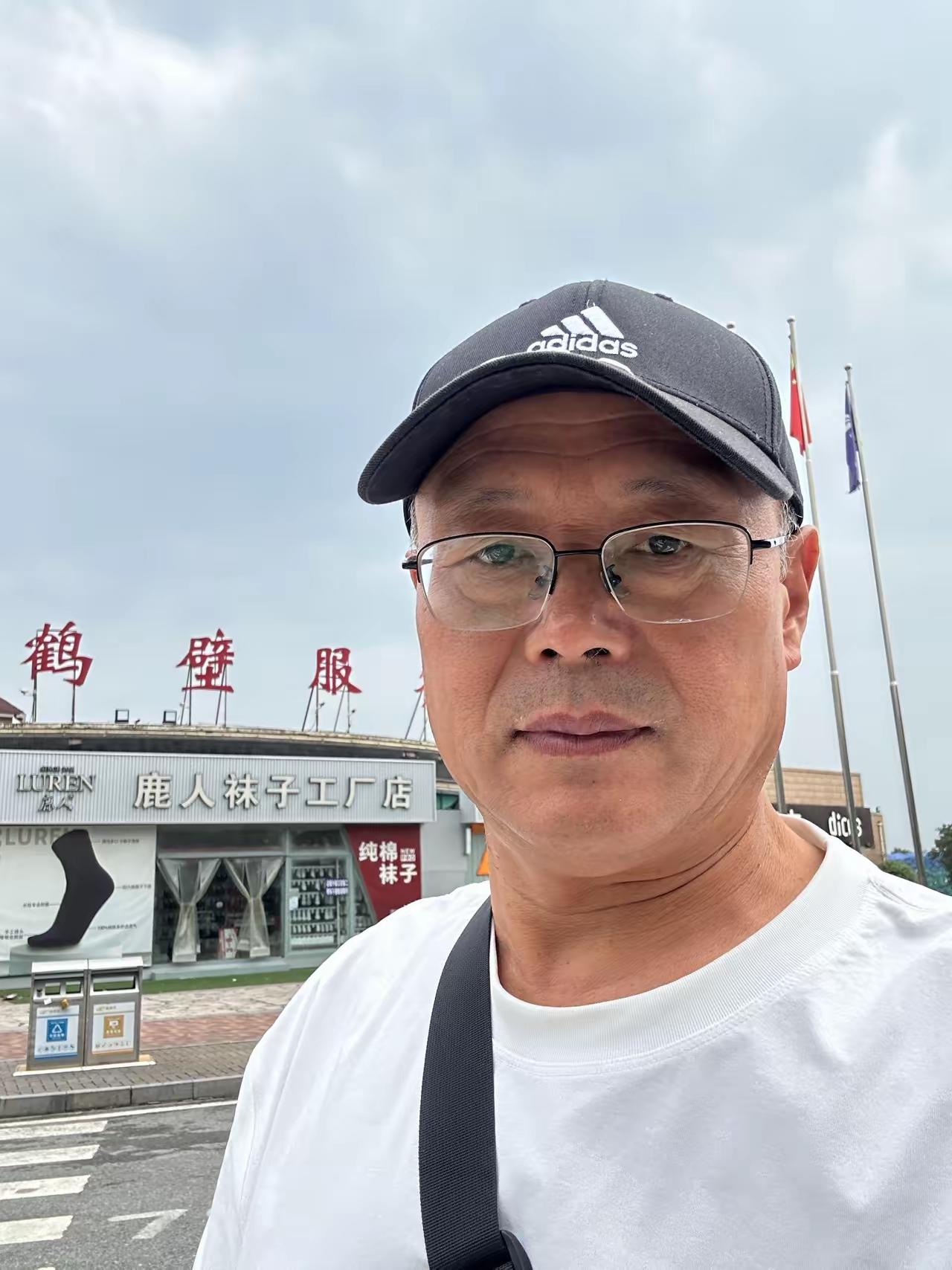 我今年58岁，一直在外面打工，上个月我辞去了工作，顶着家里人不支持的压力和单位的