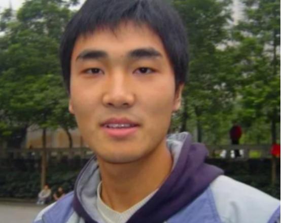 2006年，贫困大学生向海清向媒体怒斥，孙俪当年答应他资助他到大学毕业，但是大学