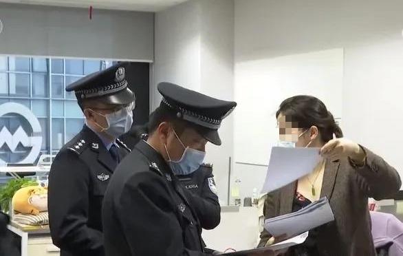 说一件很玄学的事情。
我前年跟一个间谍谈过恋爱。
有一次看电影，是随机选的一部电