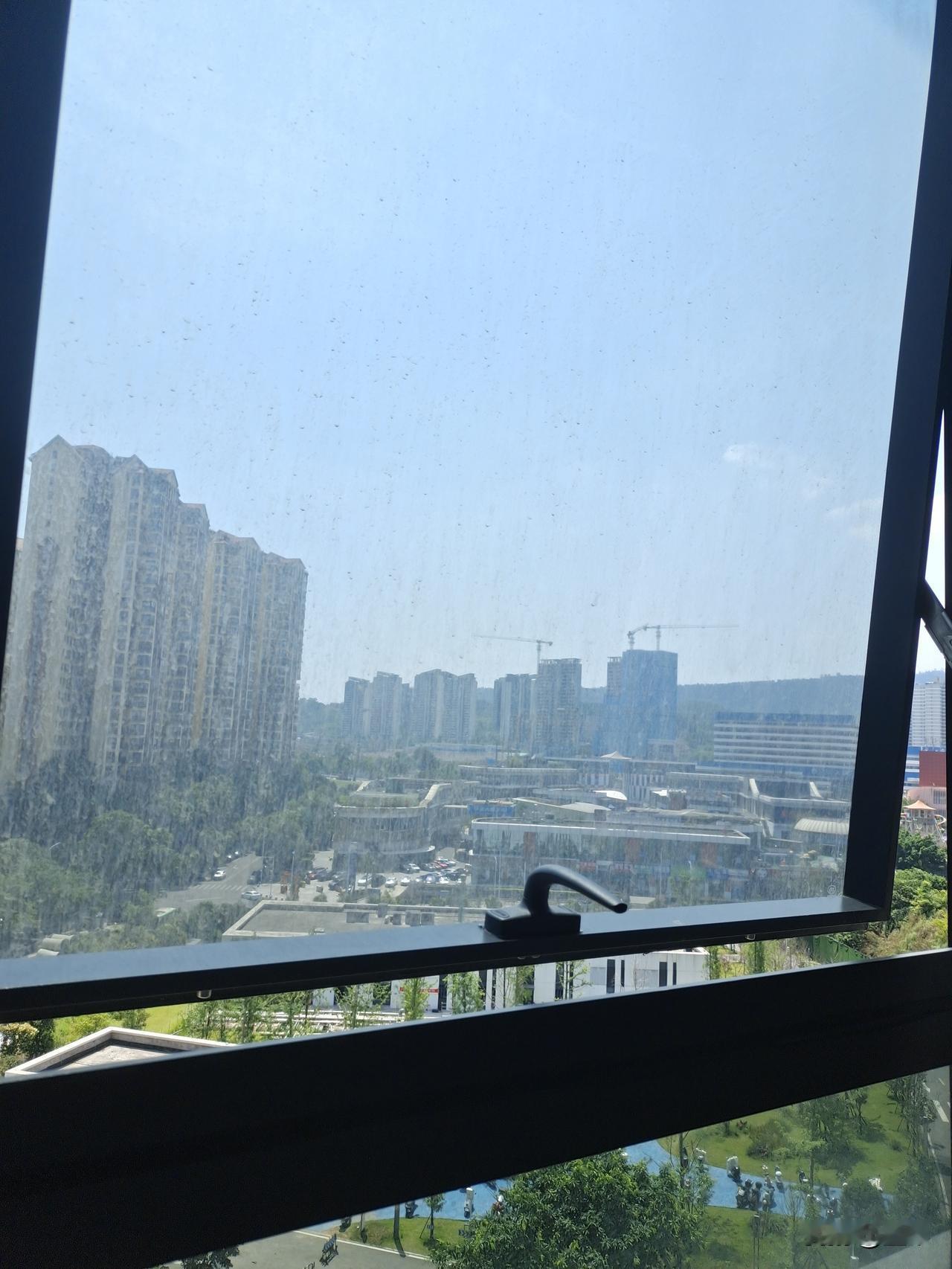 窗外是车水马龙的自由，窗内是生死攸关的束缚。