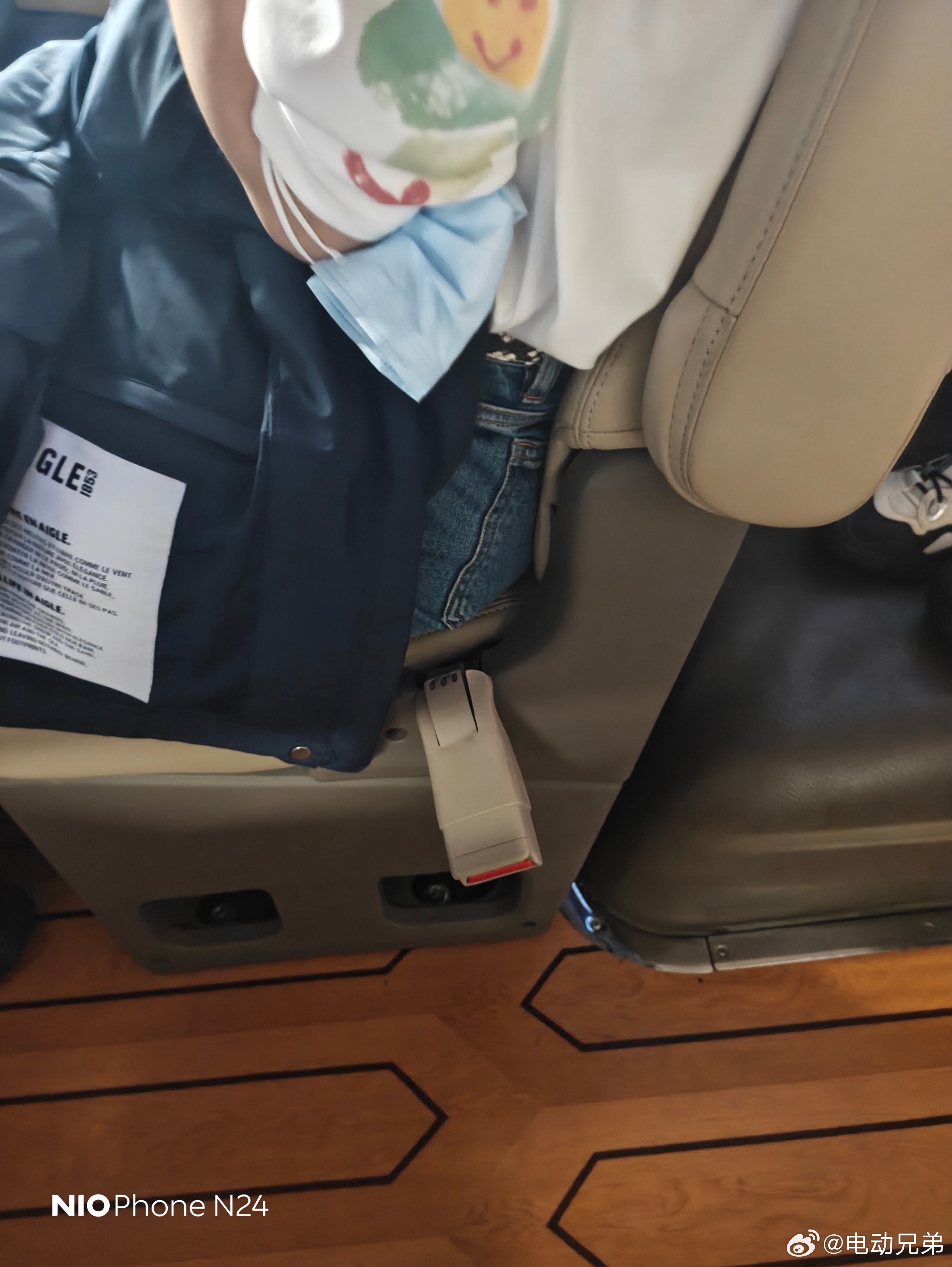 降落广州坐上考斯特，观察了一下哪怕都是汽车媒体老师坐大车系安全带的也极少，这也是