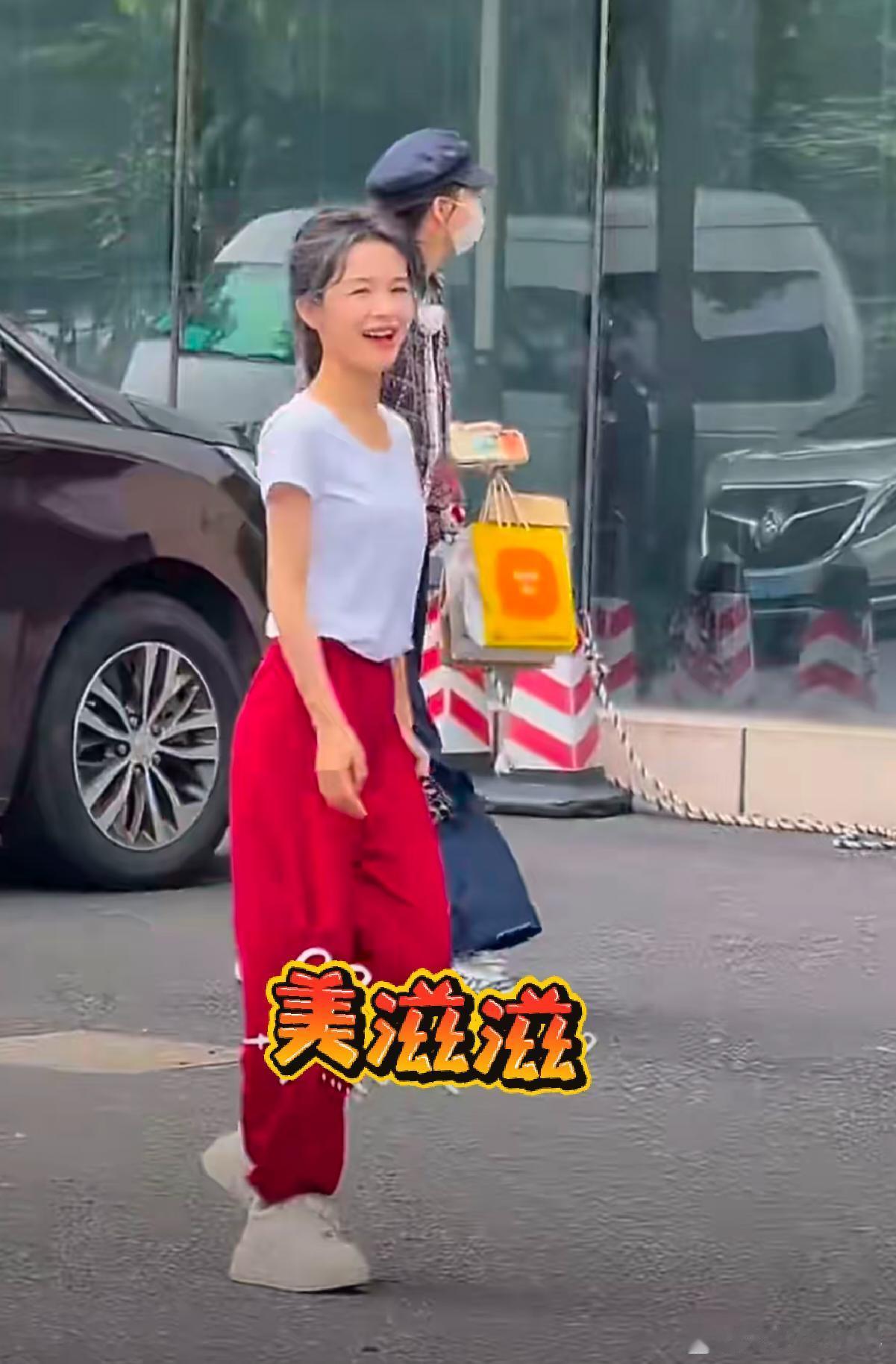 余茵，瘦是真的瘦，矮也是真的矮！很小的一个人，像小孩子一样！余茵这样的，应该没有