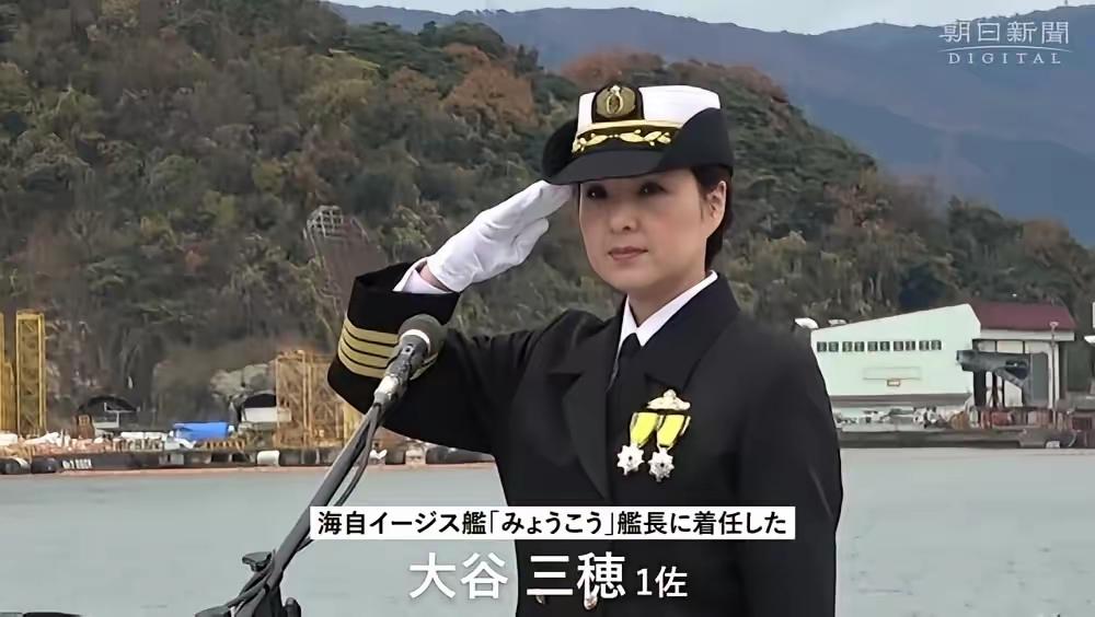 这是日本56岁的海上自卫队女舰长大谷三穗。大谷三穗1971年出生，是日本海自知名