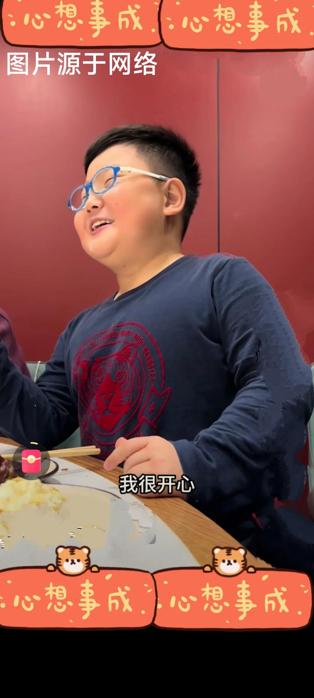 这小孩儿太有范儿了！肯定是走仕途的！
