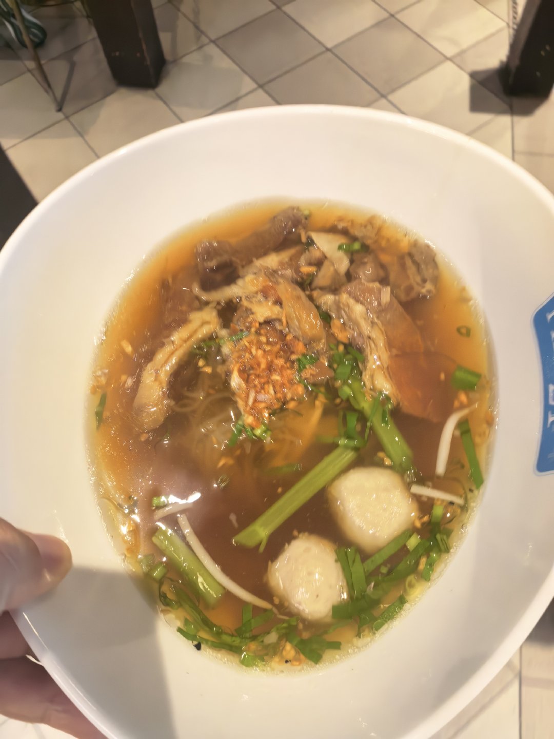 这地方我好几年前来过一次，反正物价好像这么多年都没变，吃碗牛肉面10块钱，买个椰