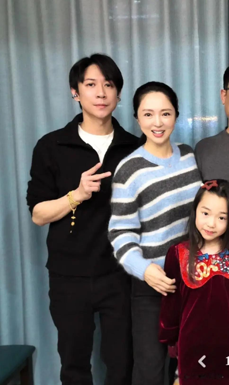 关键问题不在于董璇找了个小她多少岁的张维伊，年龄从来都不是问题！请看这张照片，有