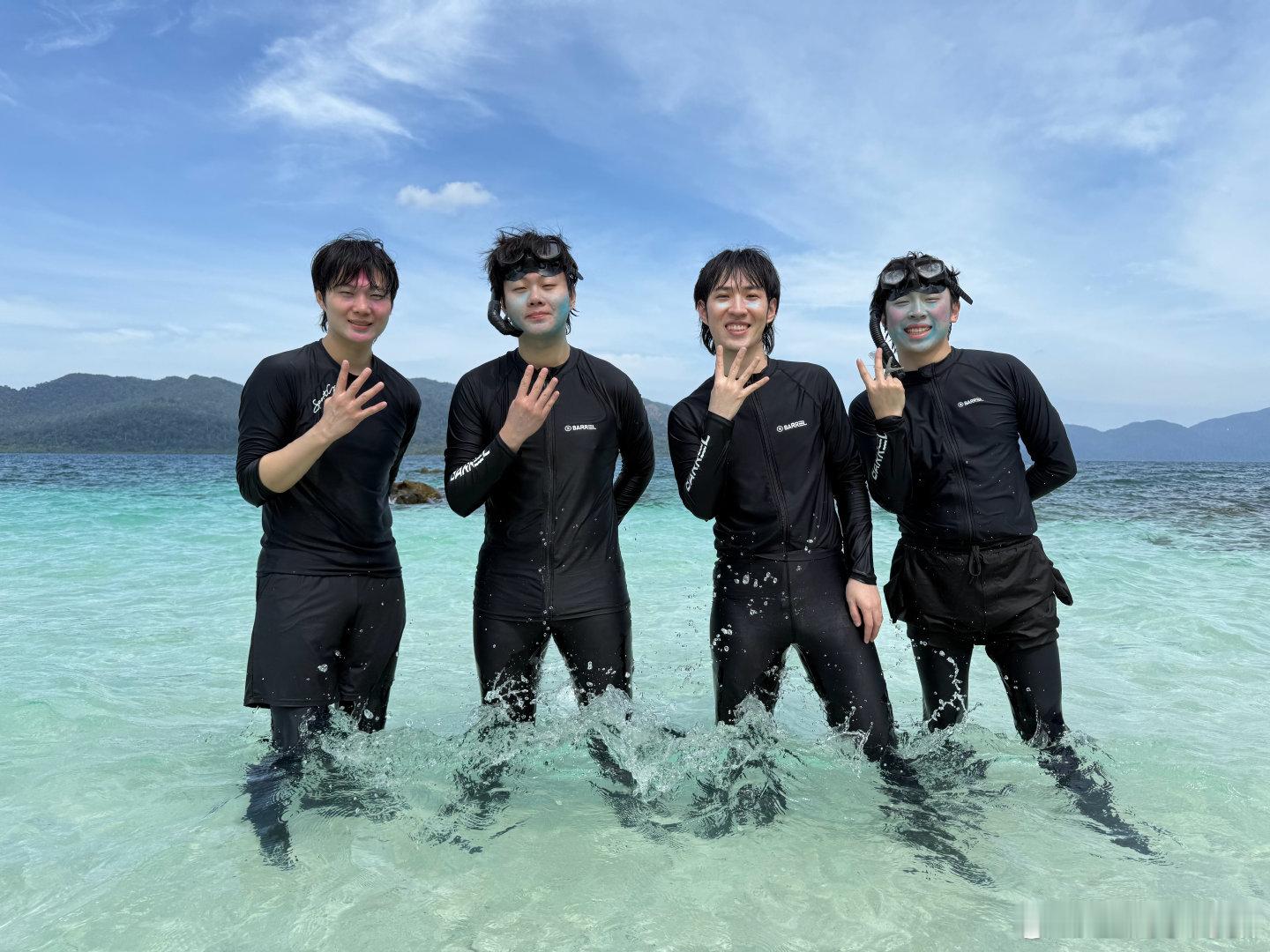 双高胎 越子怎么穿泳衣还垫肩 