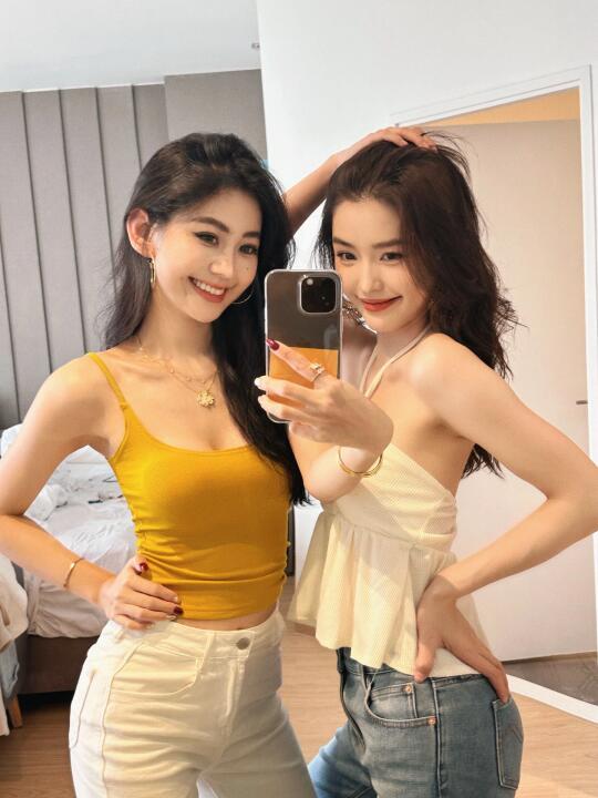 两个人的自拍在朋友圈暴晒～