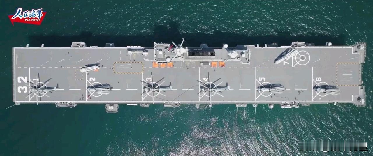071型船坞登陆舰、075型两栖攻击舰同框，不得不说，2.5万吨级舰艇，与4万吨