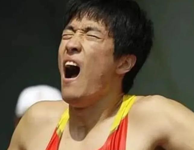 姚明当年的选择比刘翔要聪明多了。姚明退役当年做决定很干脆。他选择主动完成自主择业