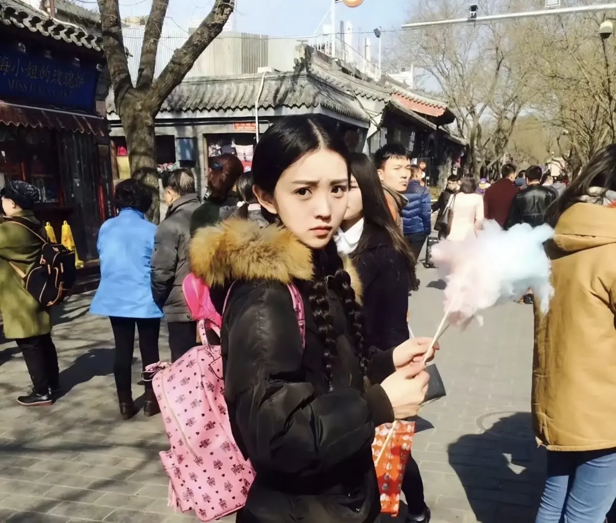 我贪恋早期 尤其是那时眉眼弯弯 懵懵懂懂的你 但我又不愿意让你回到一眼...