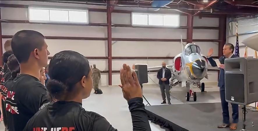 美国战争部长皮特·赫格塞斯为九名佛罗里达国民警卫队新兵主持了入伍宣誓仪式。

庄