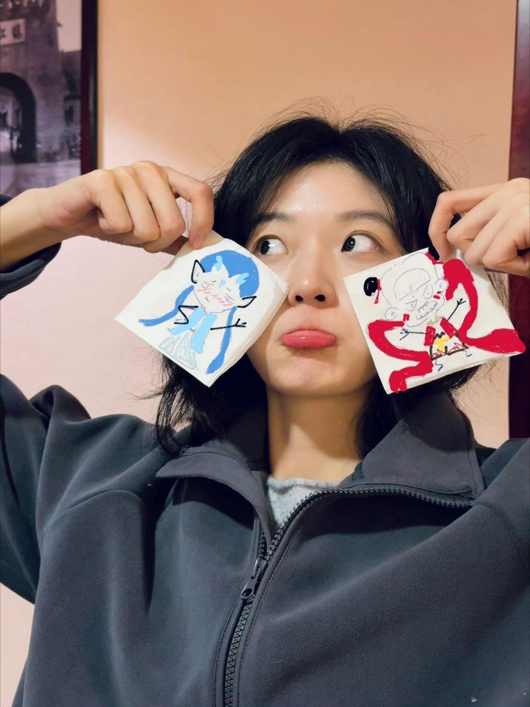 孙千画了哪吒敖丙 哪吒：把我画这么凶？？孙千：你本来就是大魔童，你看敖丙多可爱！