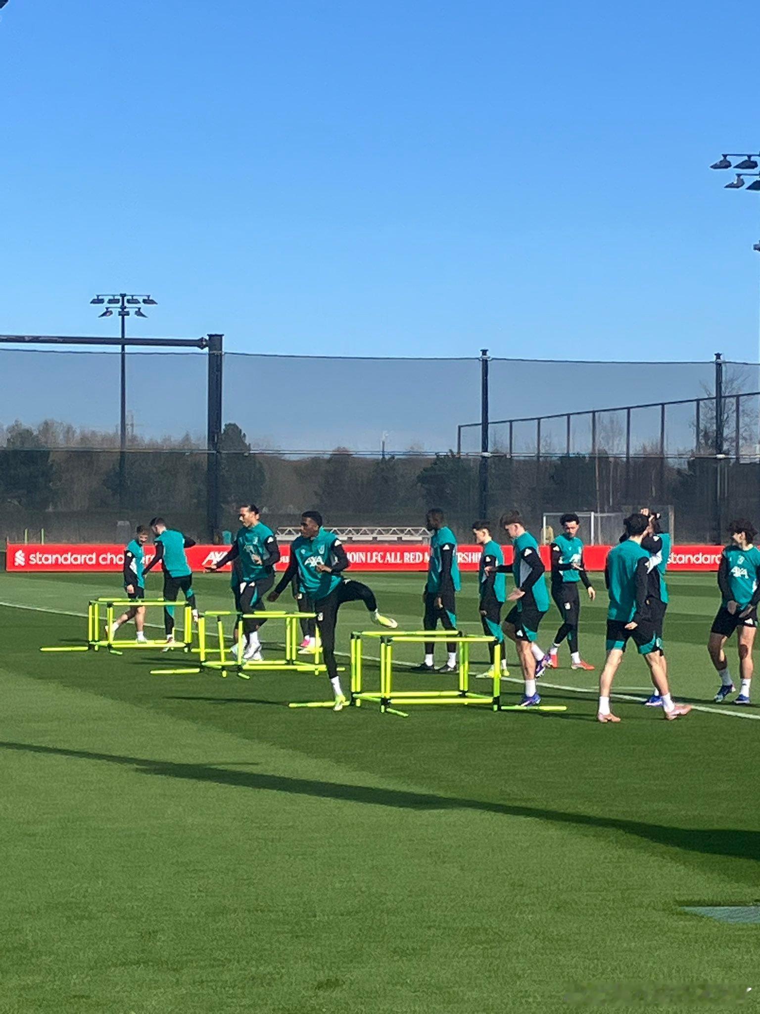 戈麦斯缺席训练！戈麦斯今天没有参与利物浦备战加拉塔萨雷的训练。卢卡斯·皮特、艾哈