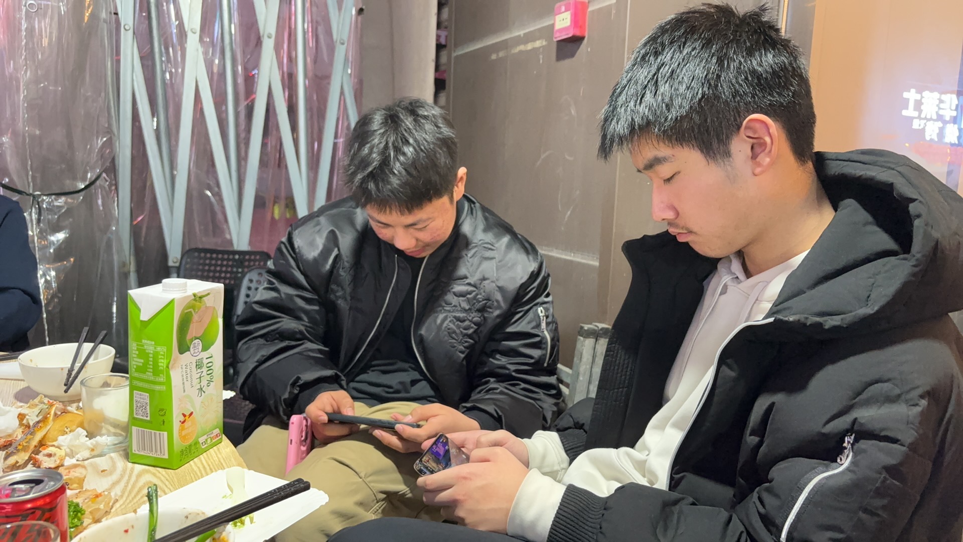 返乡村民感谢2元送饭书记 看得眼眶湿润，咱陕西大山的强强娃支书还是那个实在人！两