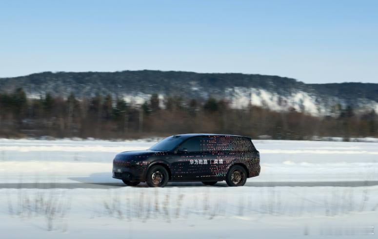 这款看着体型不小的大六座SUV，就是奕境汽车的首款车型，目前只能看到预告图。看轮