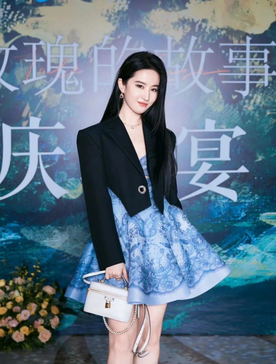 气质如兰
刘亦菲 东方女神自有光彩 玫瑰的人生 人间山茶花 红毯 玫瑰不掩野心 