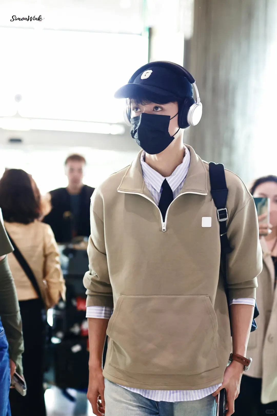 龚俊9.27机场✈️大男孩俊俊启程回国啦～