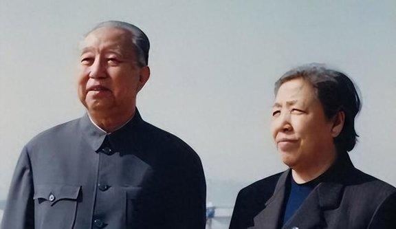 华国锋晚年立下“奇葩”家规：全家同桌吃饭，谁也不许夹他的菜

全家人可以同桌，但