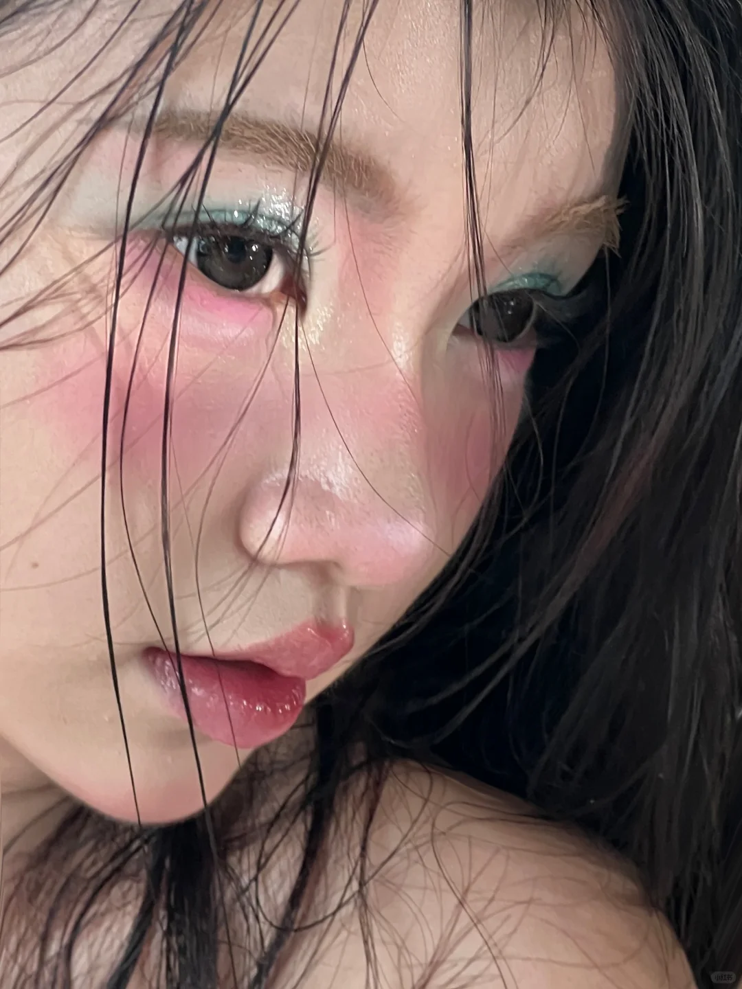 初次尝试彩色的妆容